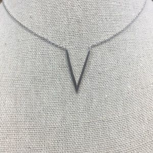 💎DAINTY SILVER ‘V’ NECKLACE💎